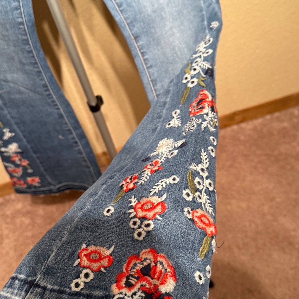 Women’s XS 2/4 vintage medium wash flare raw hem jeans with floral embroidery - Picture 4 of 7